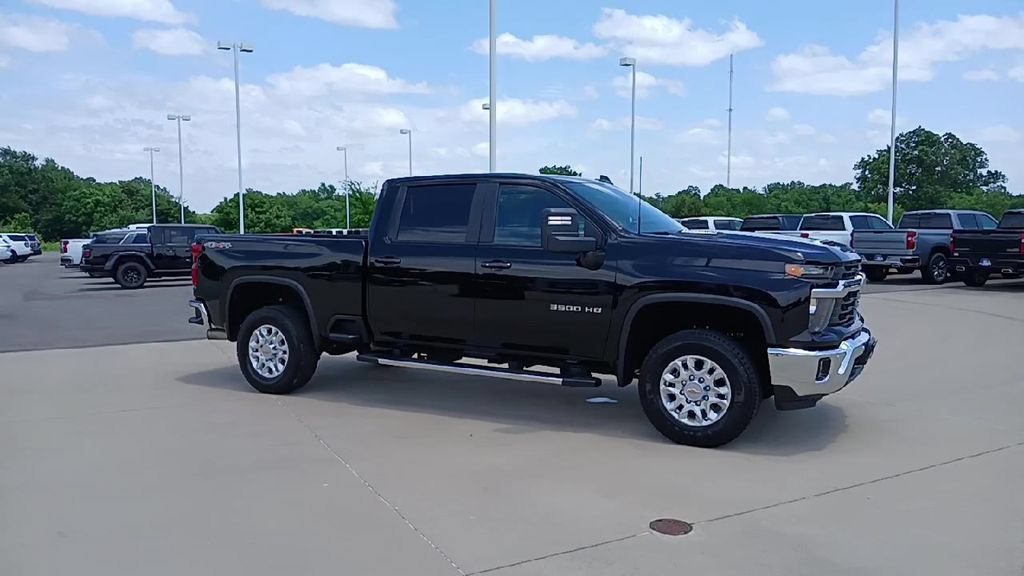 Used 2025 Chevrolet Silverado 3500 LT w/ Safety Package AWD/4WD image 2