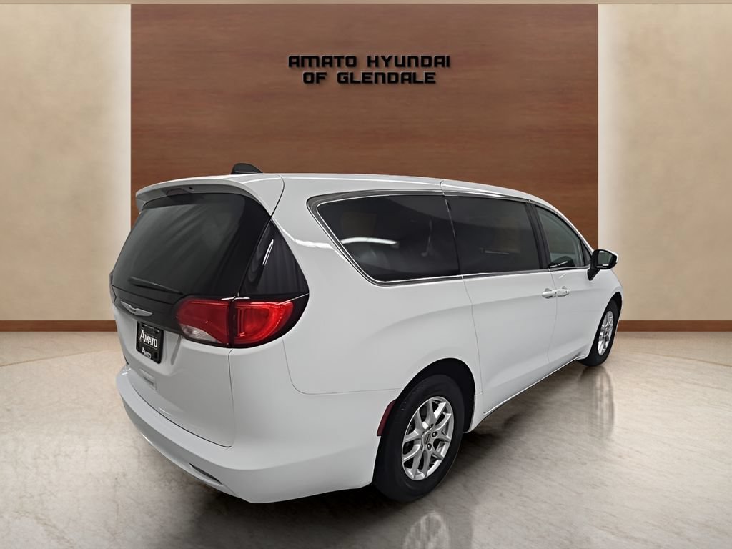 Used 2022 Chrysler Voyager LX FWD image 5