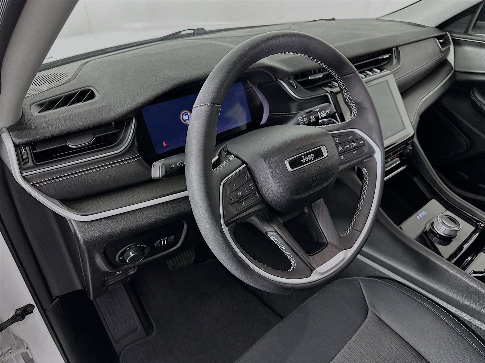 Used 2023 Jeep Grand Cherokee Laredo w/ Luxury Tech Group I image 24