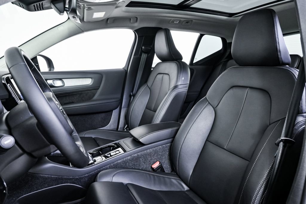 Certified 2025 Volvo XC40 B5 Plus image 7