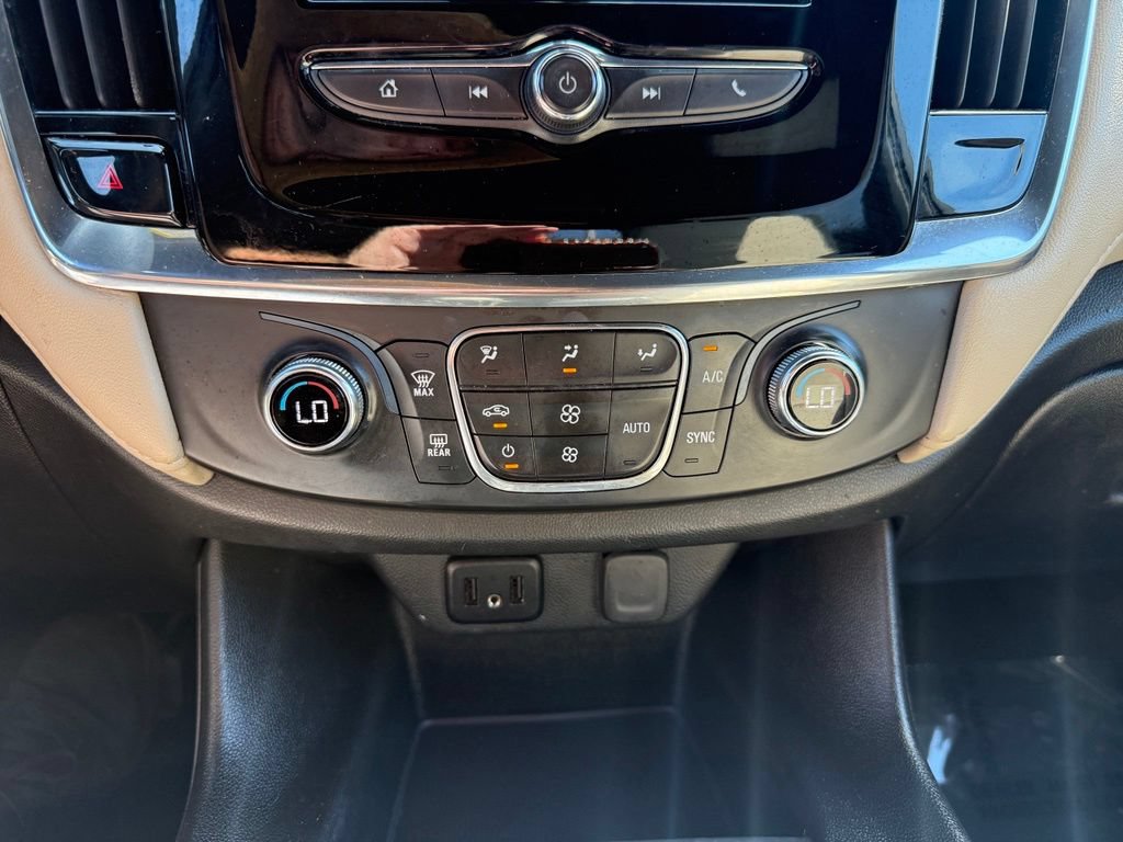 Used 2023 Chevrolet Traverse LS FWD image 27