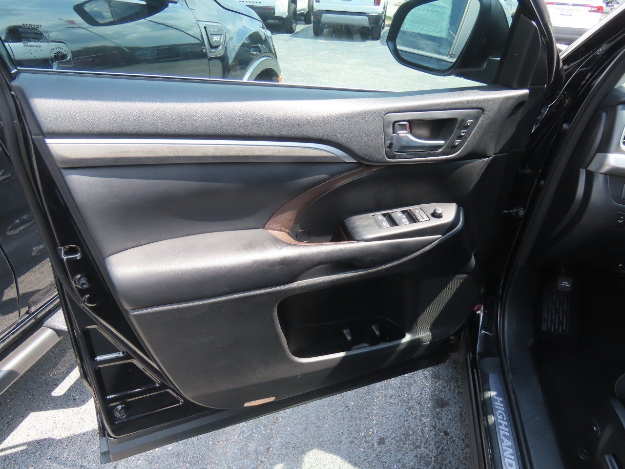 Used 2018 Toyota Highlander Limited Platinum AWD/4WD image 24