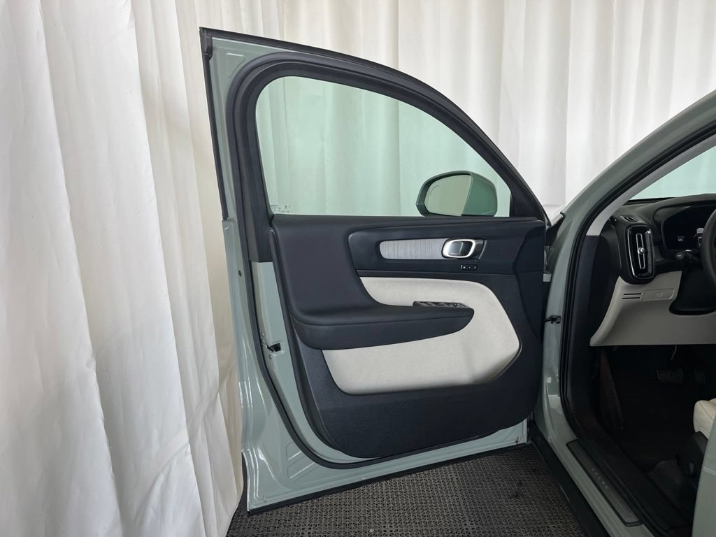 Used 2024 Volvo XC40 B5 Plus w/ Climate Package AWD/4WD image 19