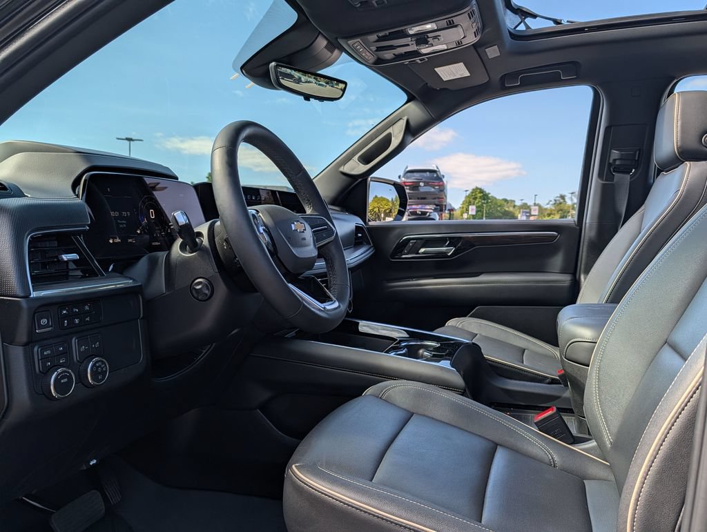 Used 2025 Chevrolet Suburban Premier AWD/4WD image 10