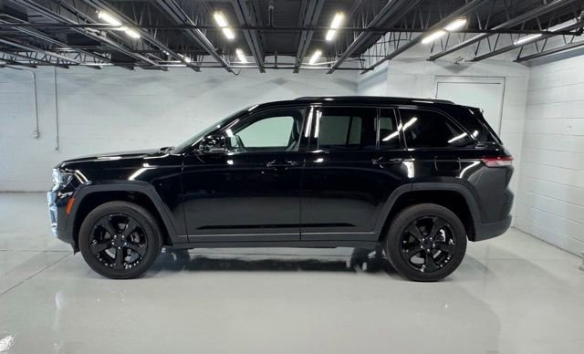 Used 2023 Jeep Grand Cherokee Altitude AWD/4WD image 2