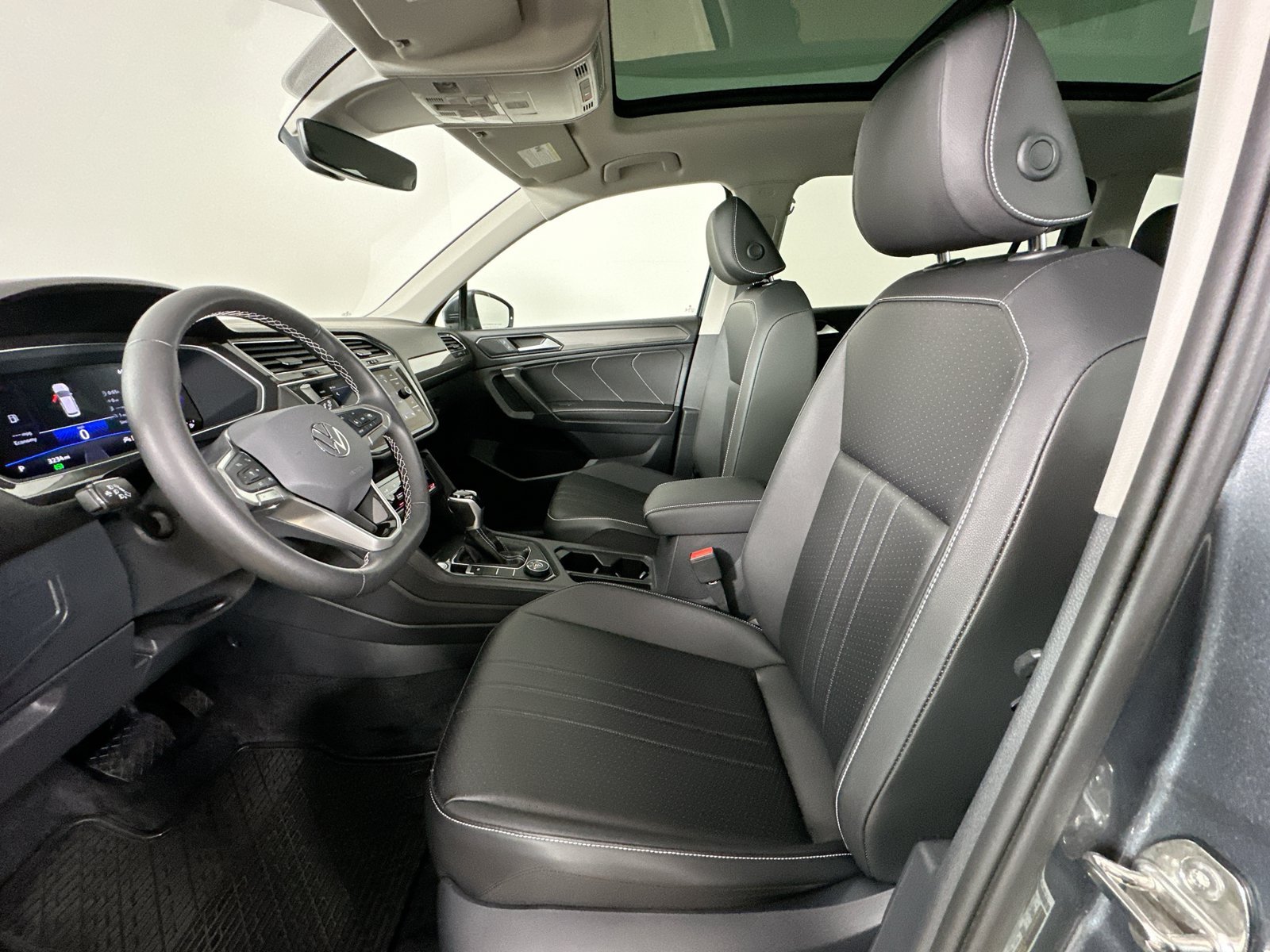 Certified 2024 Volkswagen Tiguan SE w/ Panoramic Sunroof Package AWD/4WD image 32