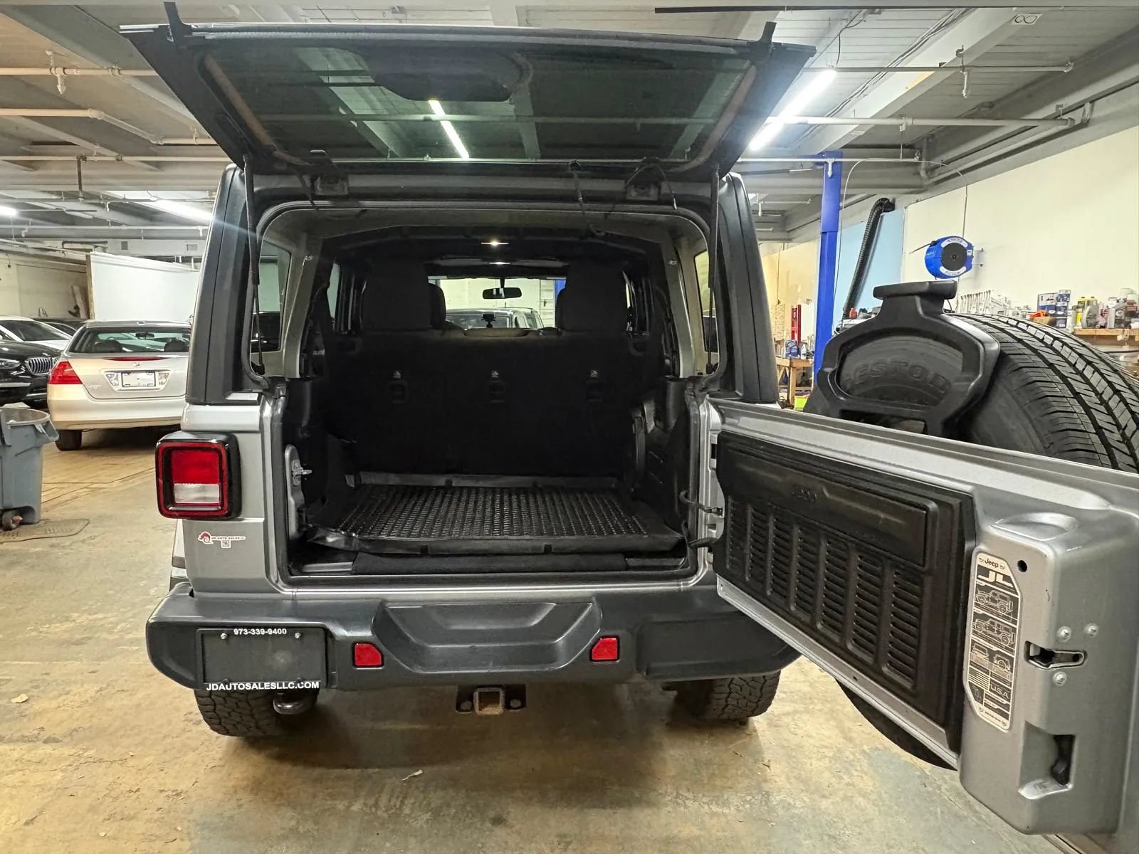 Used 2018 Jeep Wrangler Unlimited Sahara w/ Dual Top Group AWD/4WD image 9