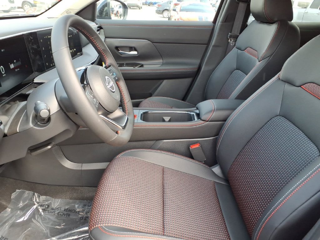 New 2027 Nissan Kicks SR w/ Cold Weather Package FWD image 17