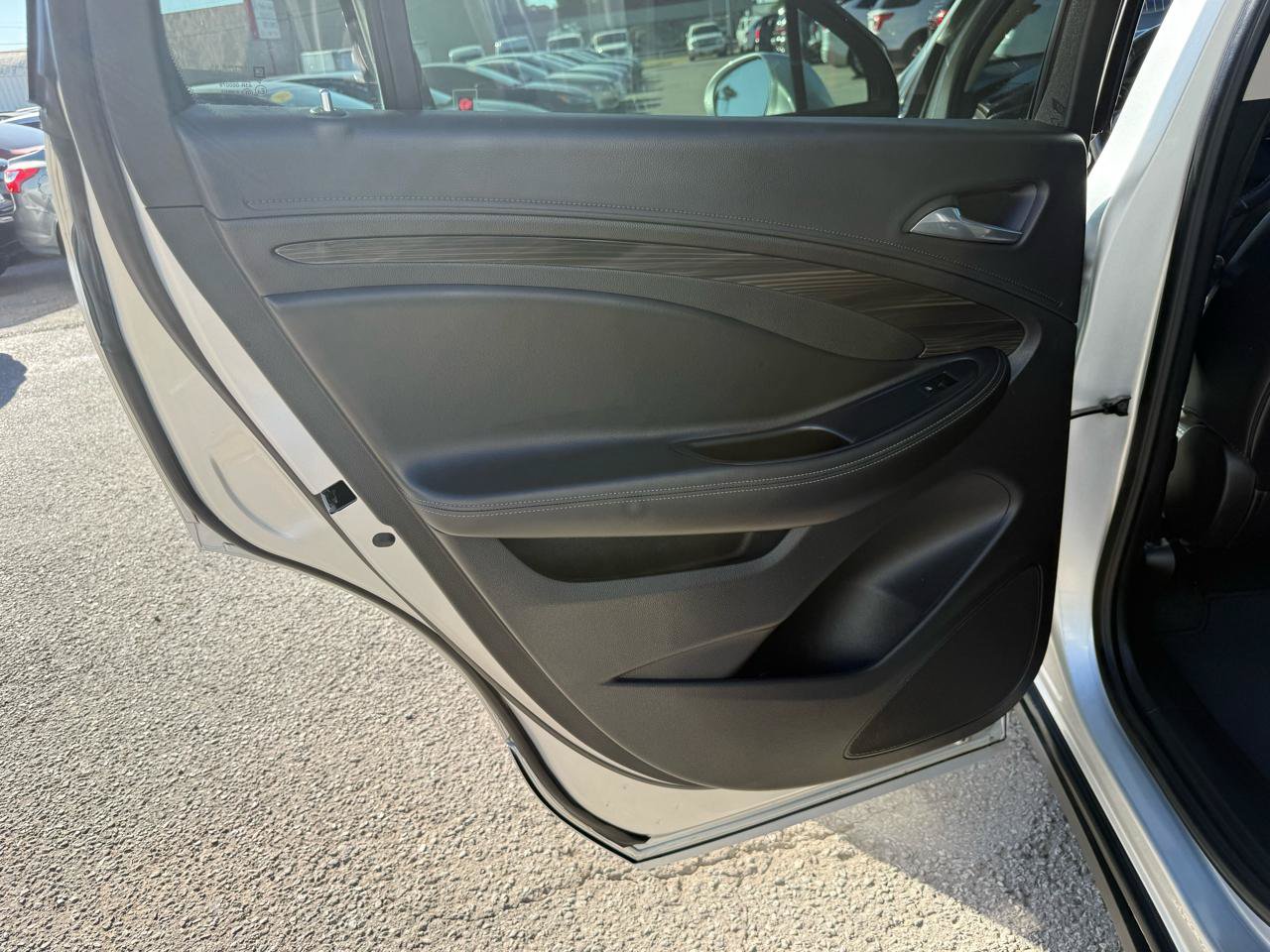 Used 2019 Buick Envision Essence FWD image 18