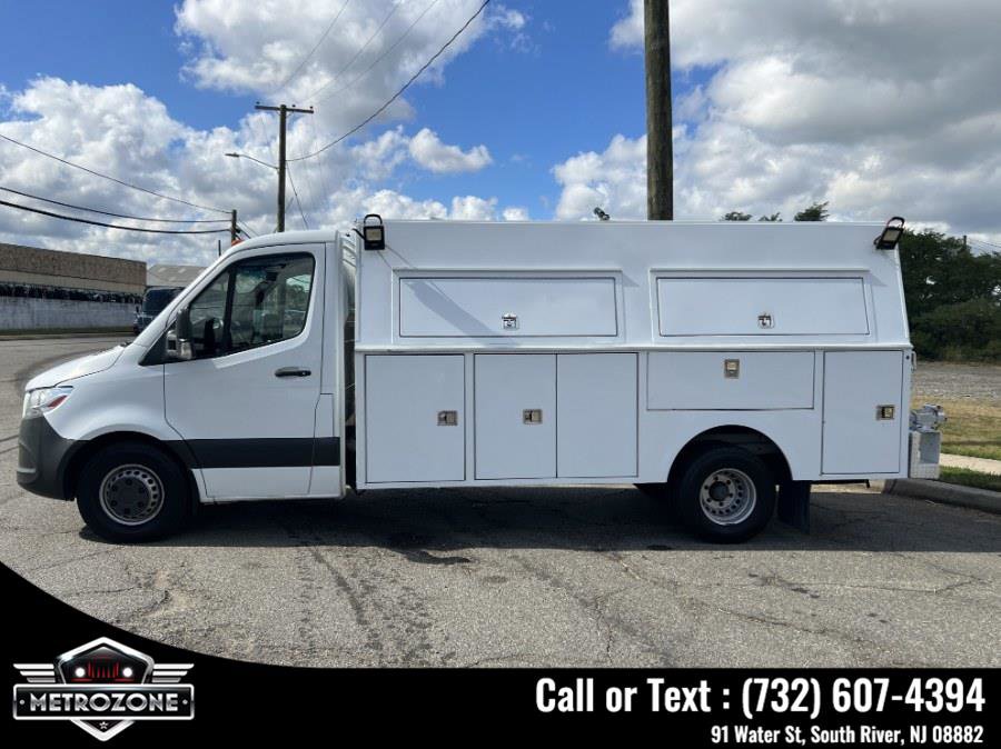 Used 2019 Freightliner Sprinter 3500 w/ Premium Package image 10