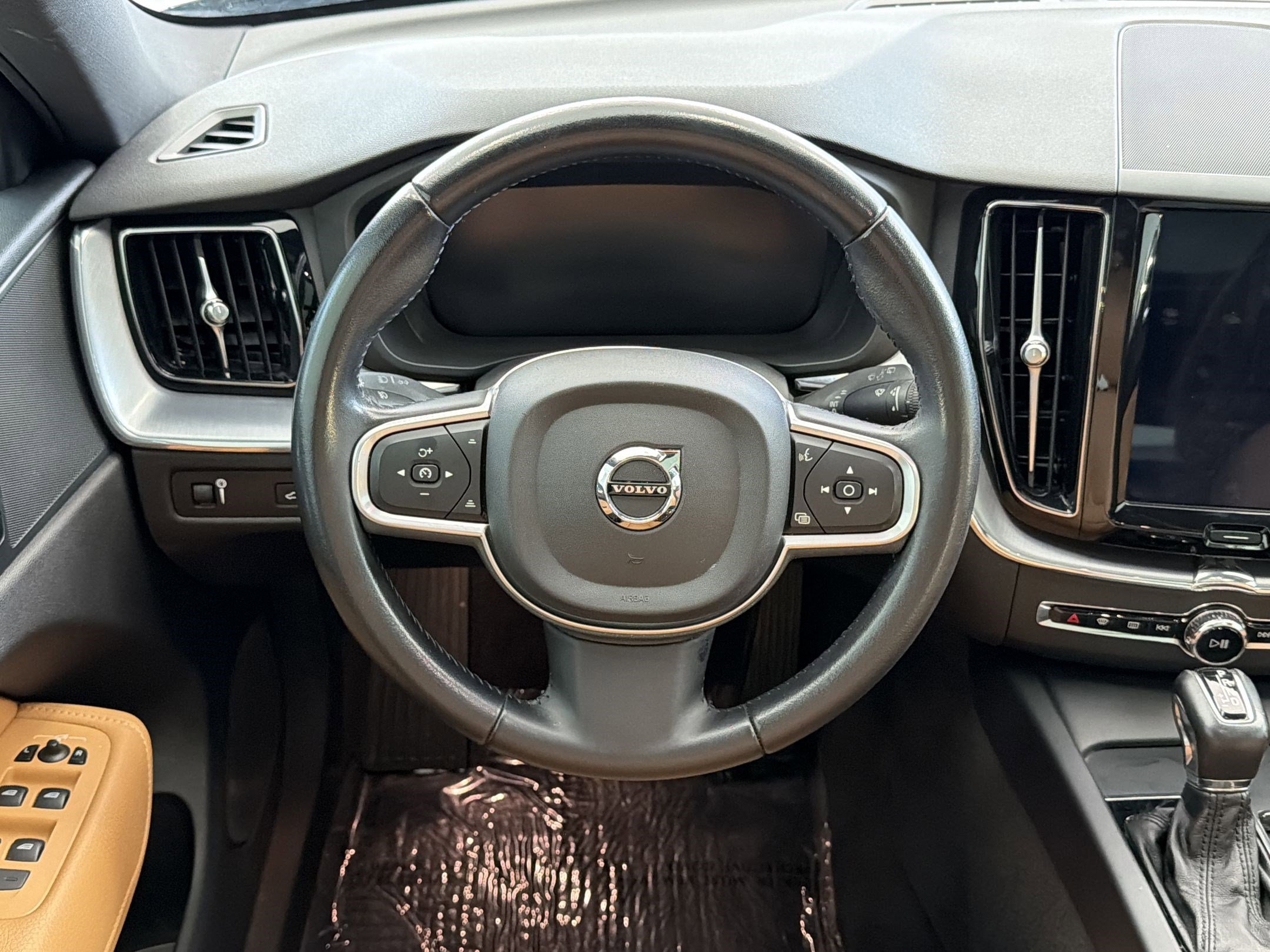 Used 2020 Volvo XC60 T5 Momentum w/ Protection Package Premier FWD image 18