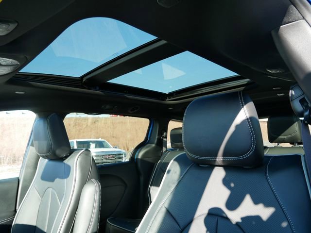 New 2026 Chrysler Pacifica Limited w/ Trailer Tow Group image 20