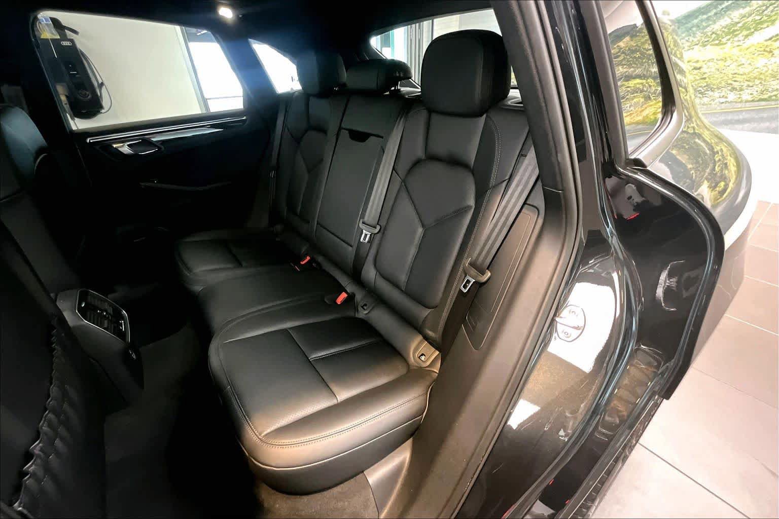 Used 2025 Porsche Macan AWD/4WD image 20