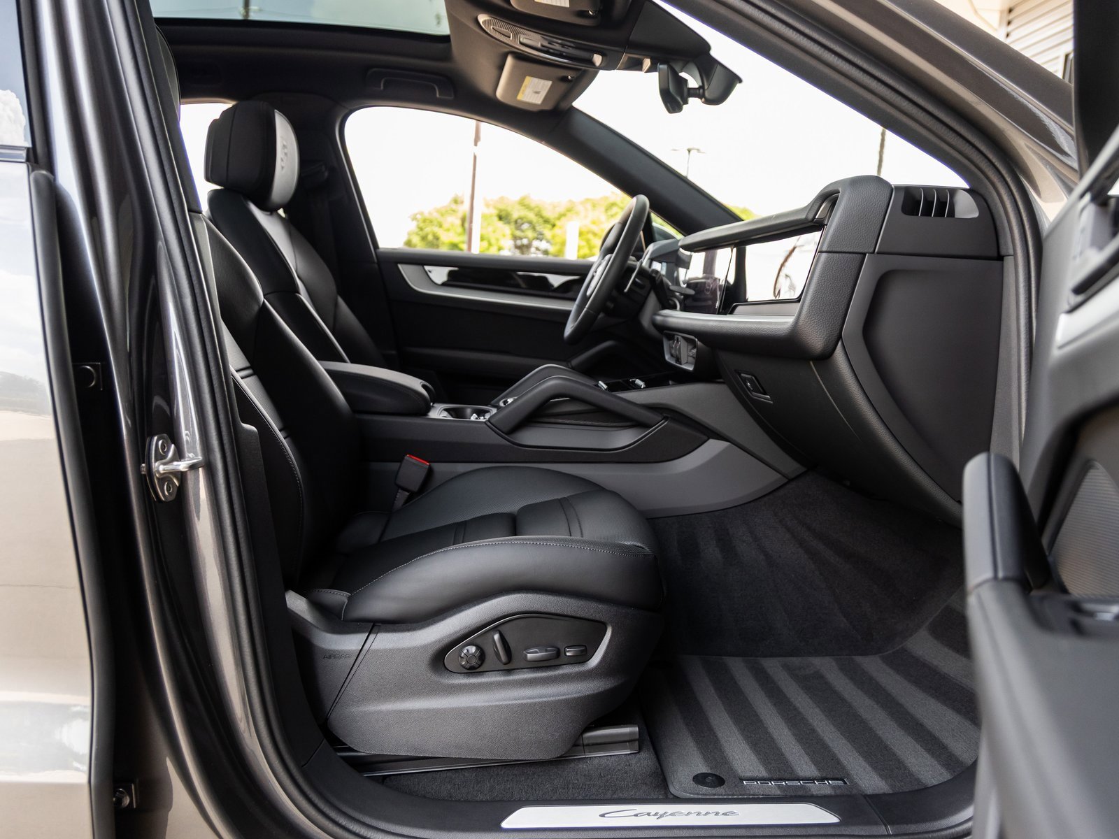 Certified 2025 Porsche Cayenne Coupe image 43