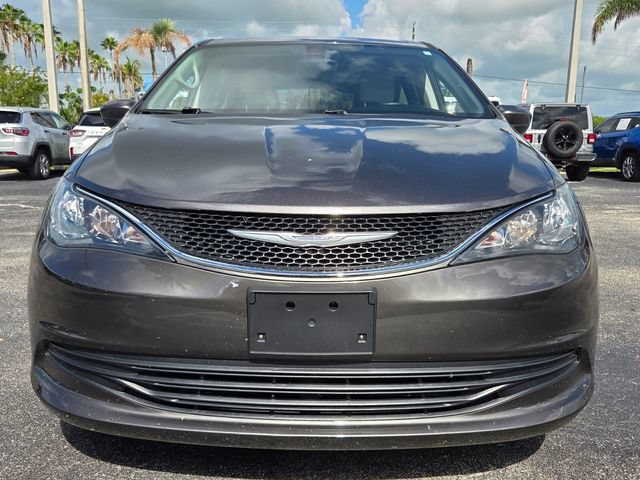 Used 2017 Chrysler Pacifica Touring FWD image 2