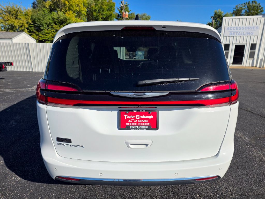 Used 2023 Chrysler Pacifica Touring-L FWD image 7