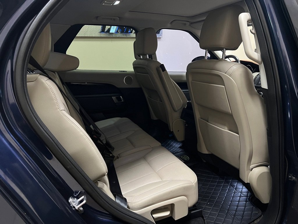 Used 2018 Land Rover Discovery SE image 36
