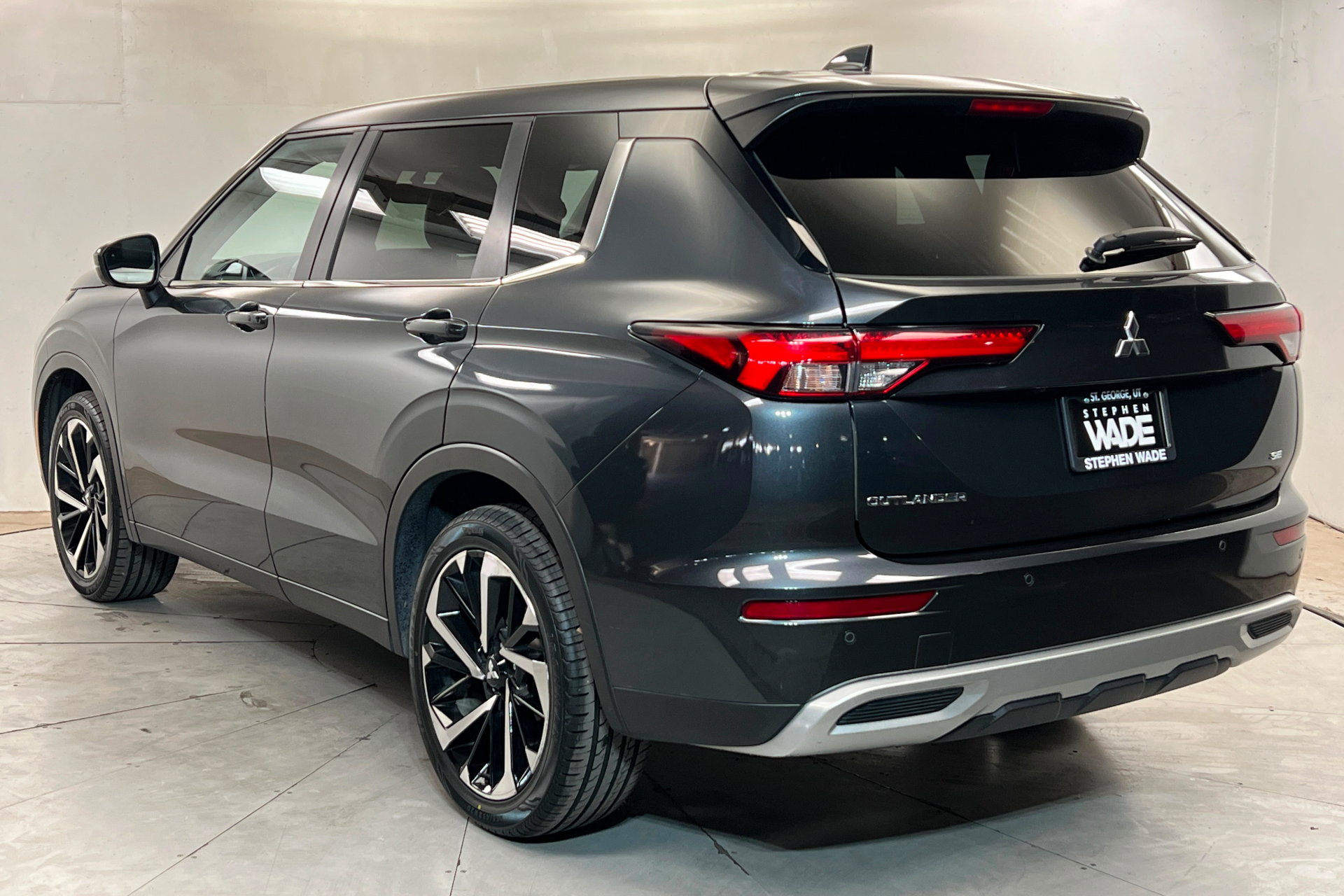 Used 2024 Mitsubishi Outlander FWD image 3
