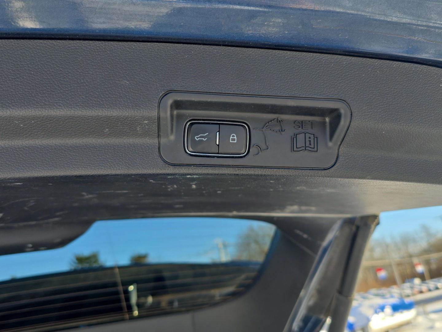 Used 2020 Ford Explorer XLT image 28