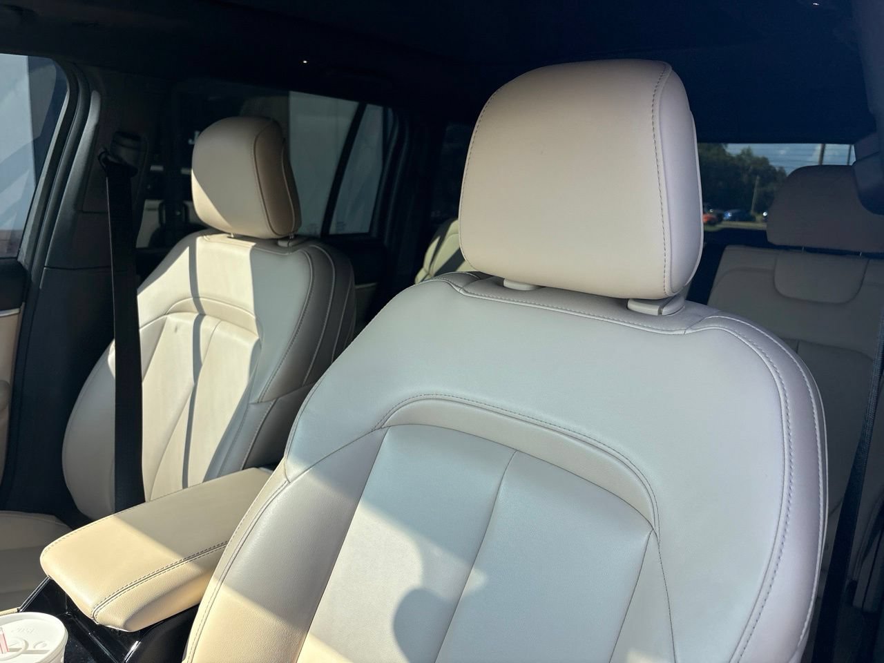 Used 2023 Jeep Grand Cherokee Limited AWD/4WD image 3