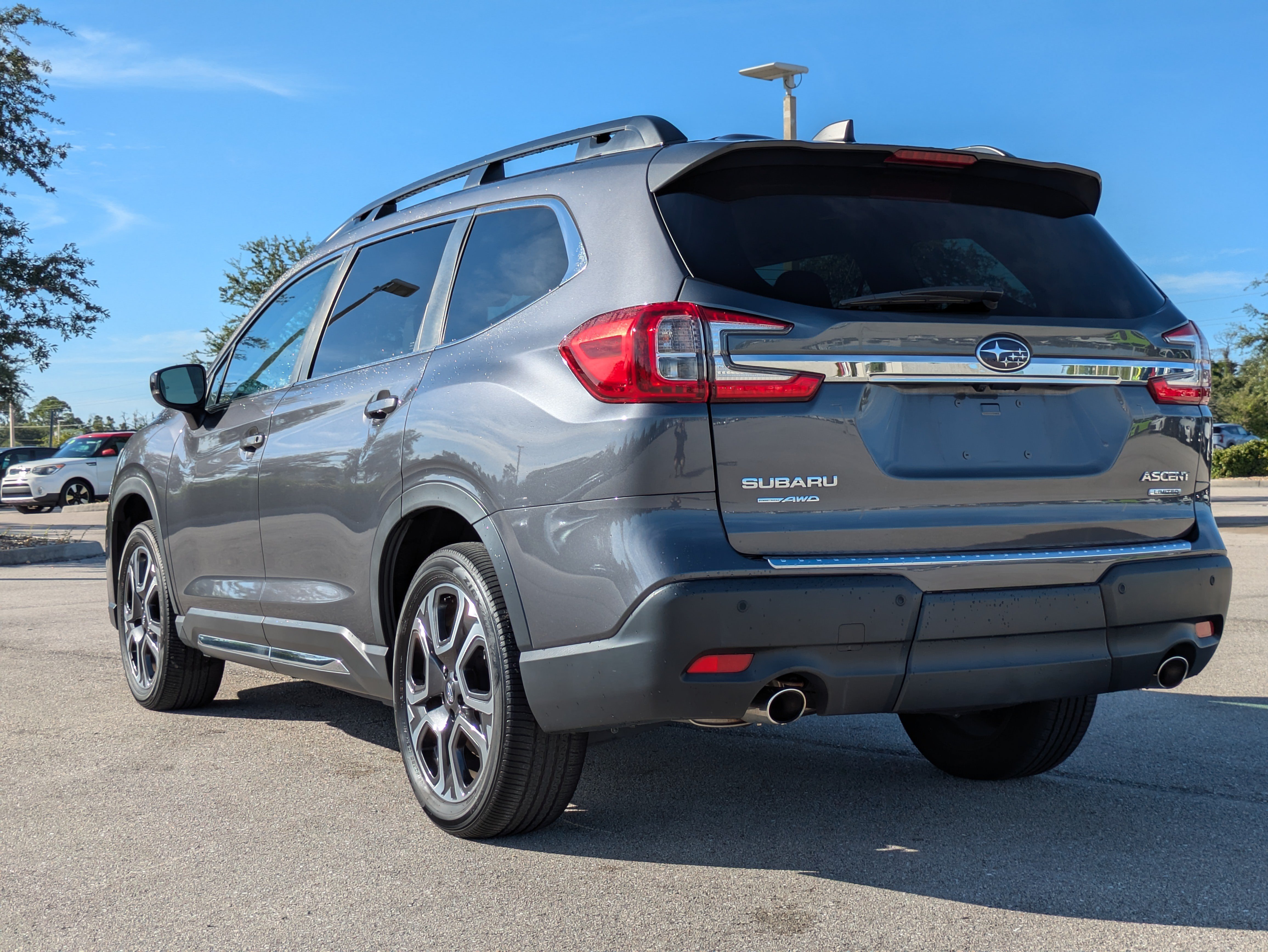 Used 2024 Subaru Ascent Limited w/ Technology Package AWD/4WD image 6
