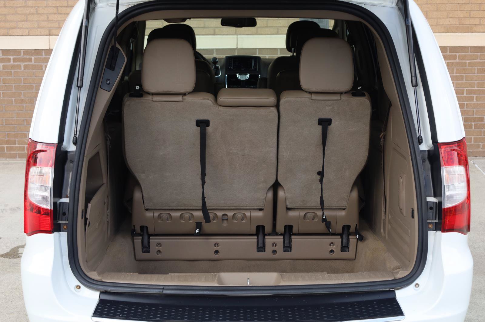 Used 2014 Chrysler Town & Country Touring FWD image 12