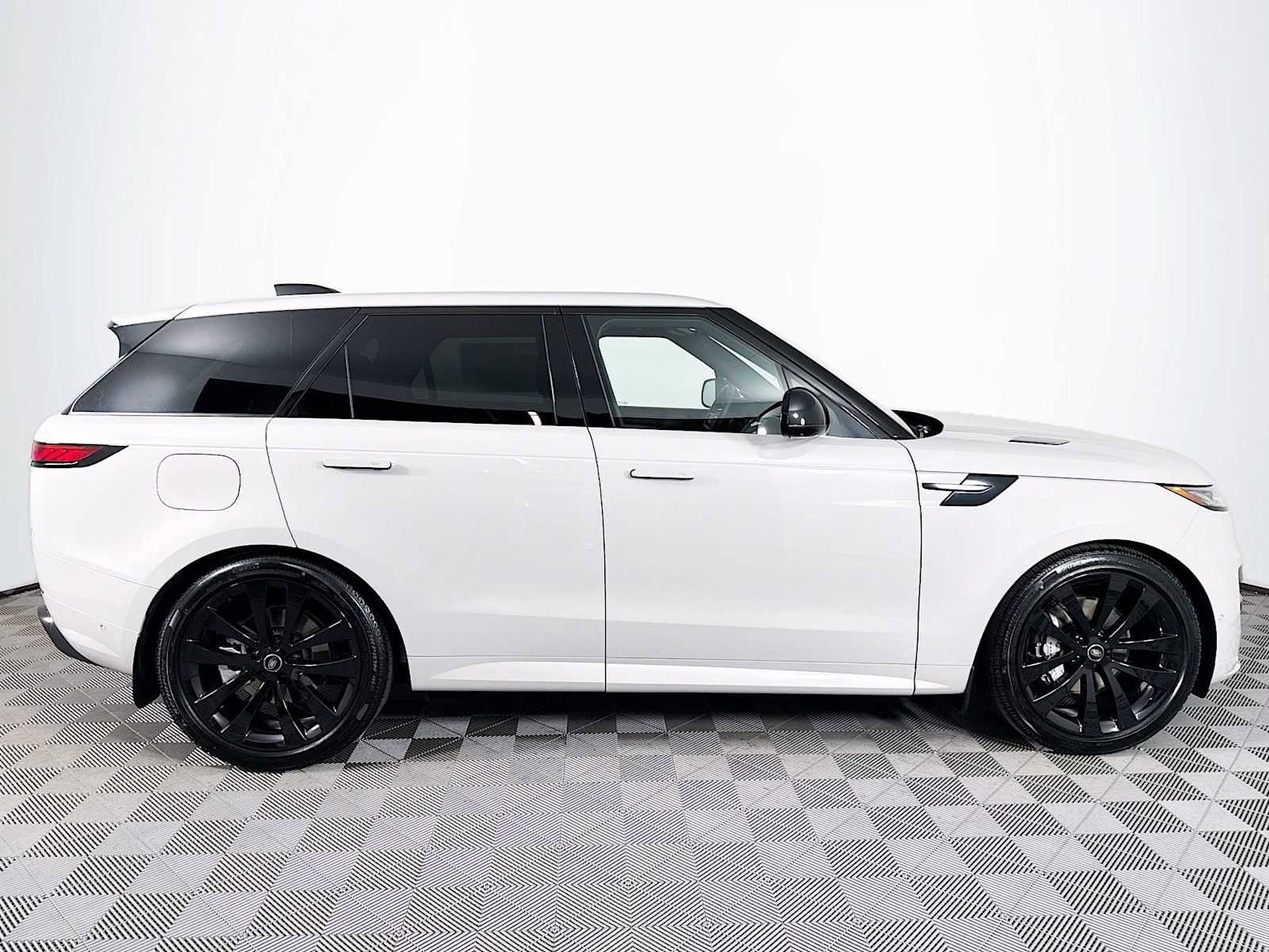 Used 2025 Land Rover Range Rover Sport Dynamic SE image 4