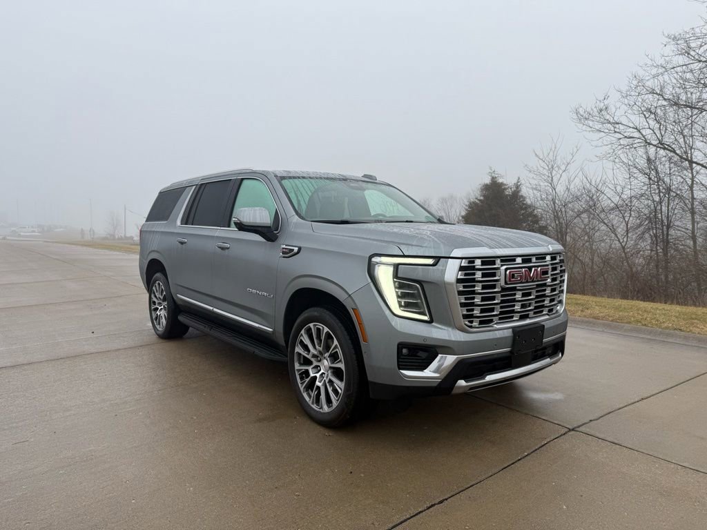Used 2025 GMC Yukon XL Denali image 3
