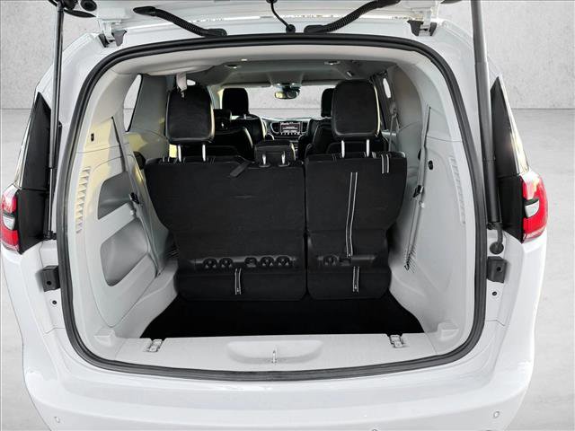 Used 2023 Chrysler Pacifica Touring-L image 9