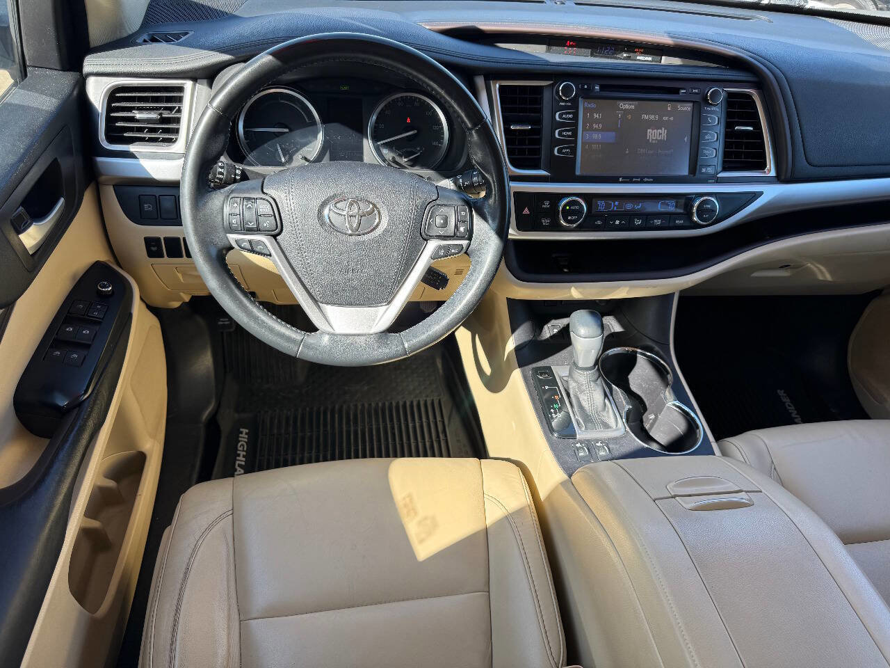 Used 2017 Toyota Highlander XLE image 16