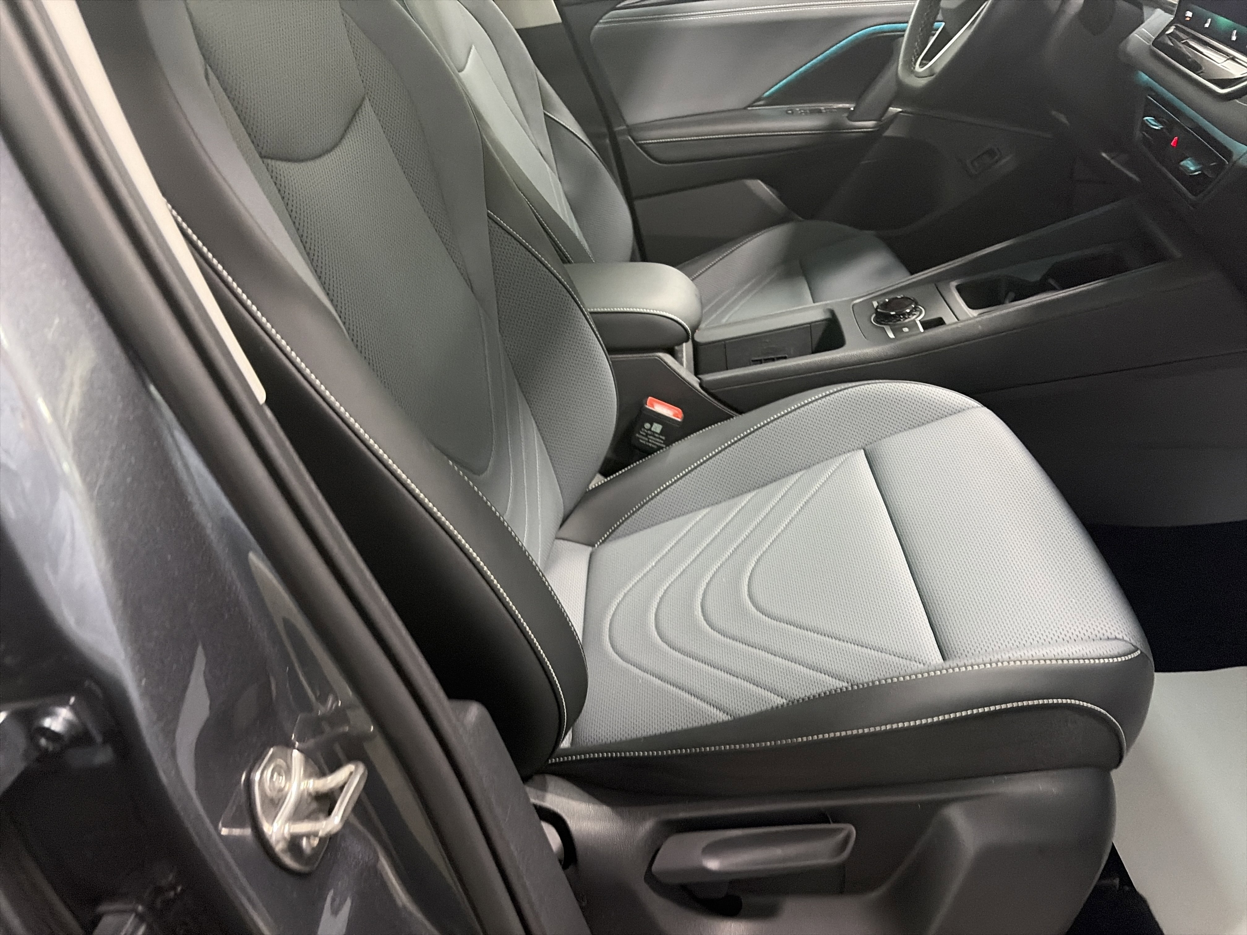 Certified 2025 Volkswagen Tiguan SE image 33