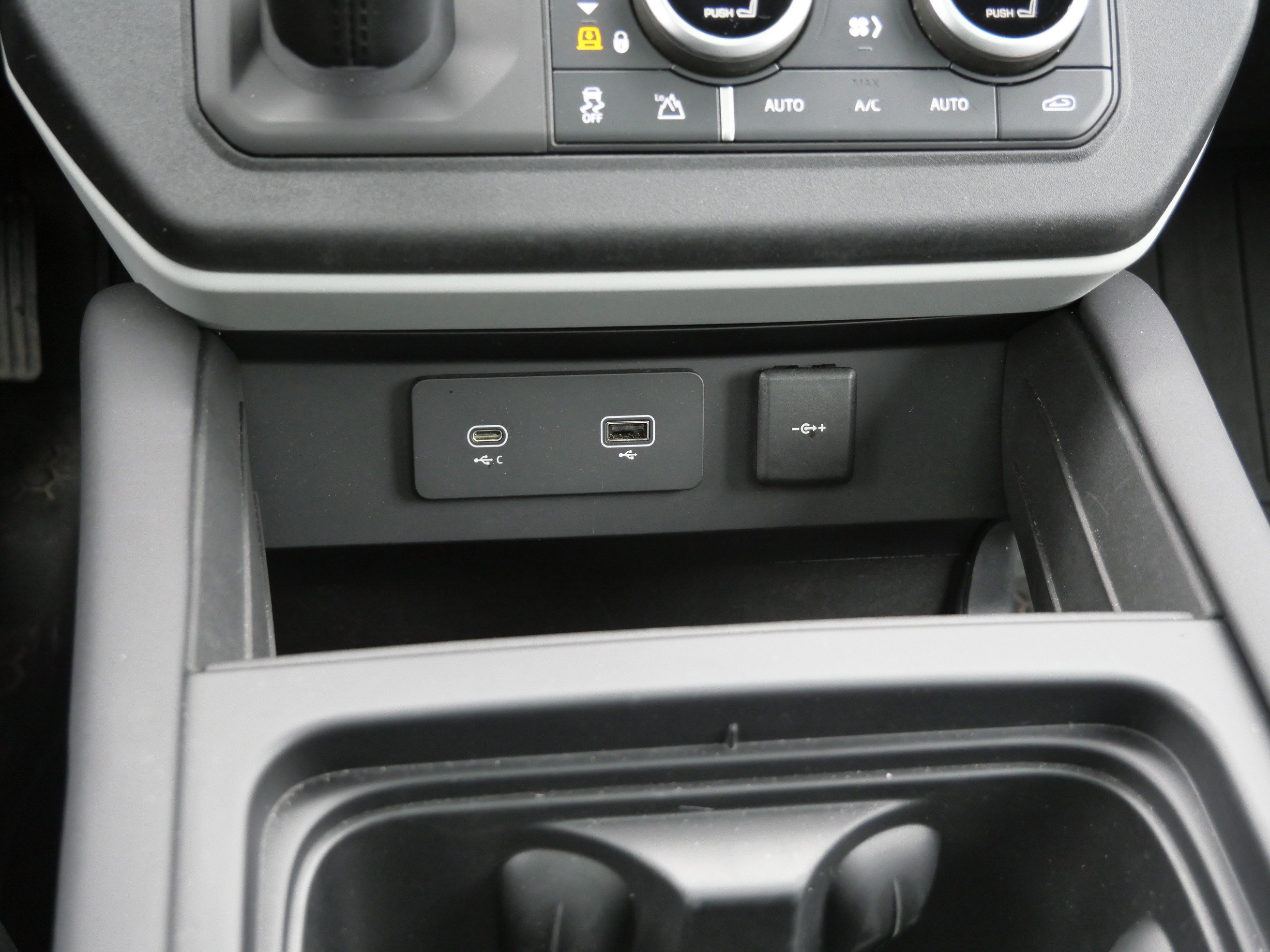 Used 2024 Land Rover Defender 130 S image 27