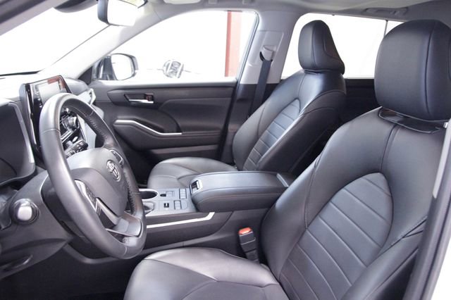 Used 2022 Toyota Highlander XLE AWD/4WD image 13