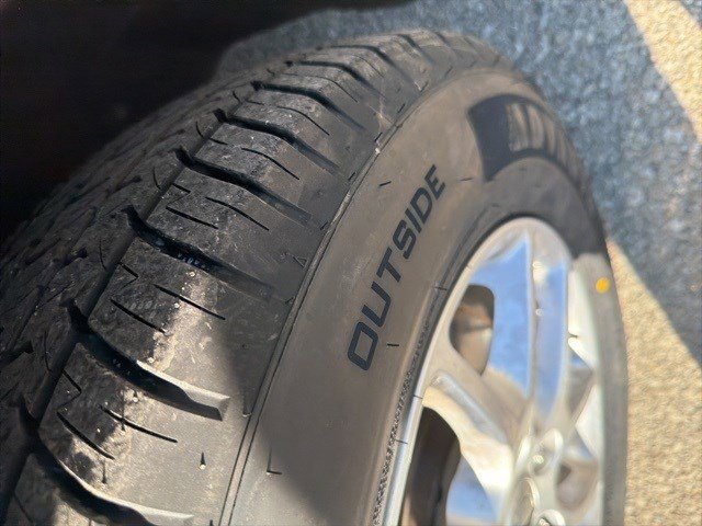 Used 2023 Chrysler Voyager LX image 9