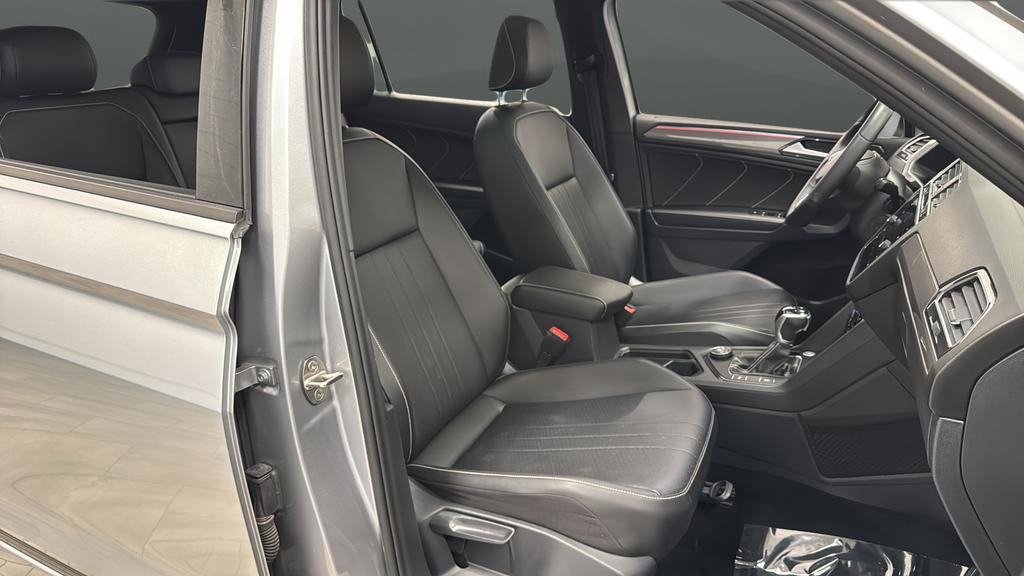 Used 2022 Volkswagen Tiguan SE R-Line image 25