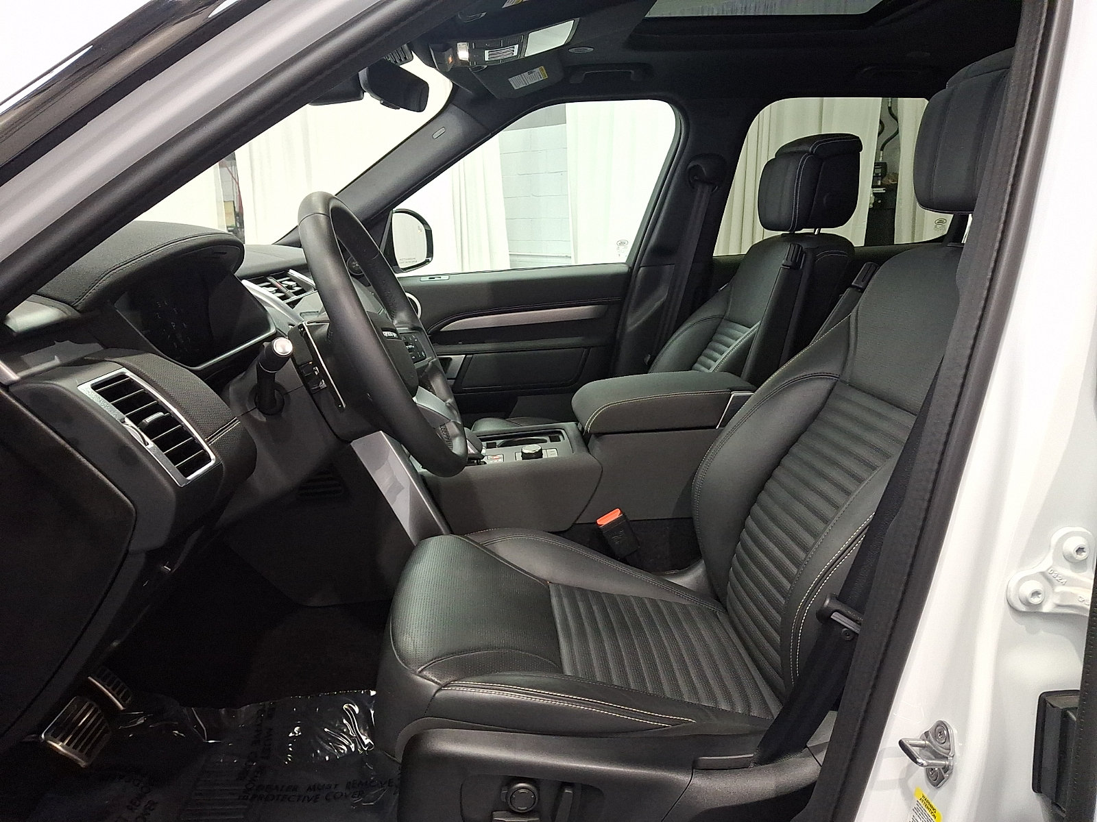 Certified 2025 Land Rover Discovery Dynamic SE AWD/4WD image 13
