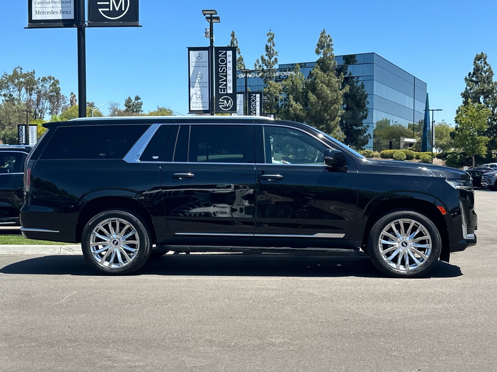 Used 2023 Cadillac Escalade ESV Premium Luxury RWD image 2