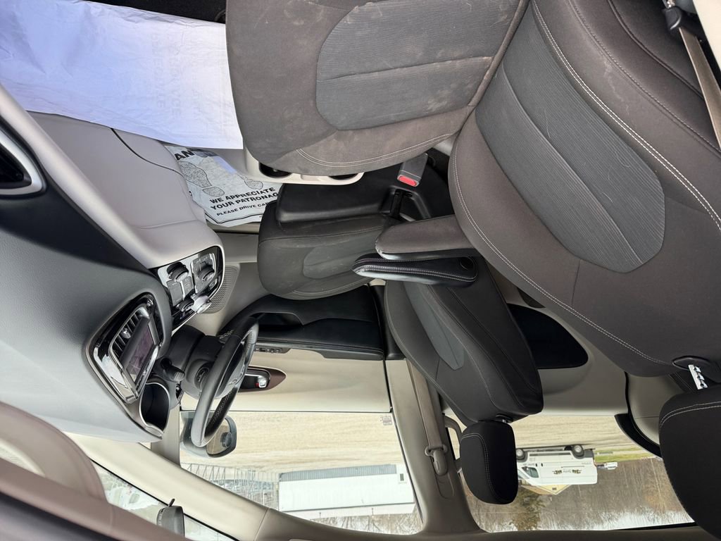 Used 2022 Chrysler Voyager LX FWD image 12