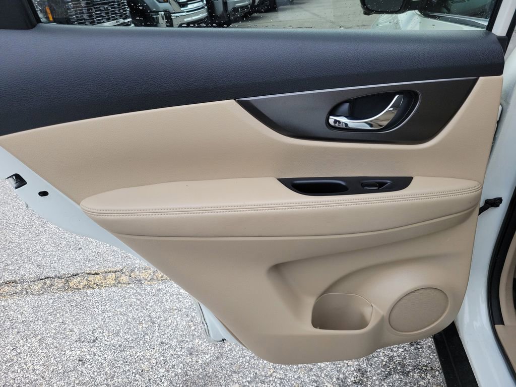 Used 2015 Nissan Rogue SV w/ SV Premium Package image 11
