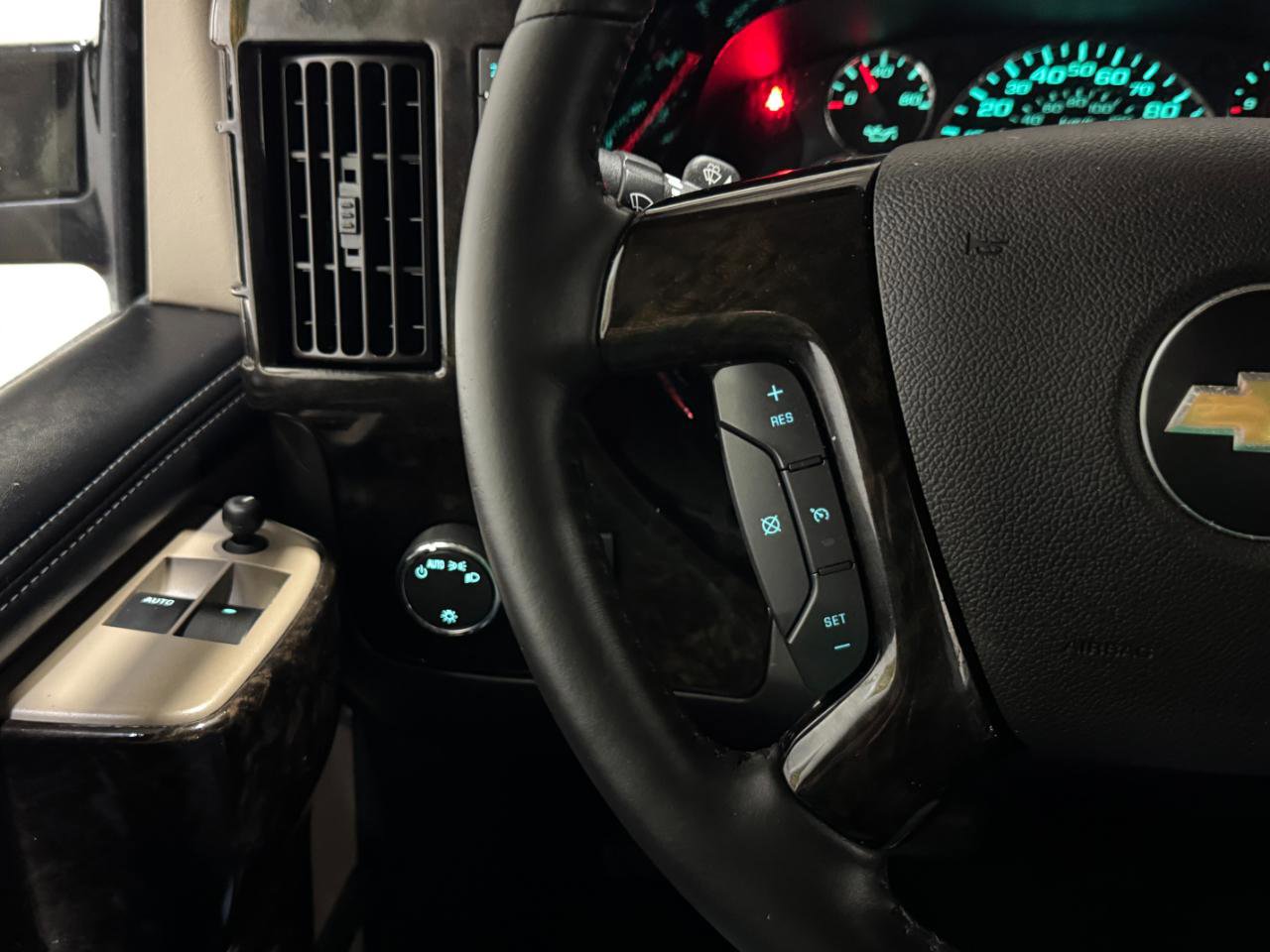 Used 2018 Chevrolet Express 2500 w/ Enhanced Convenience Package RWD image 22
