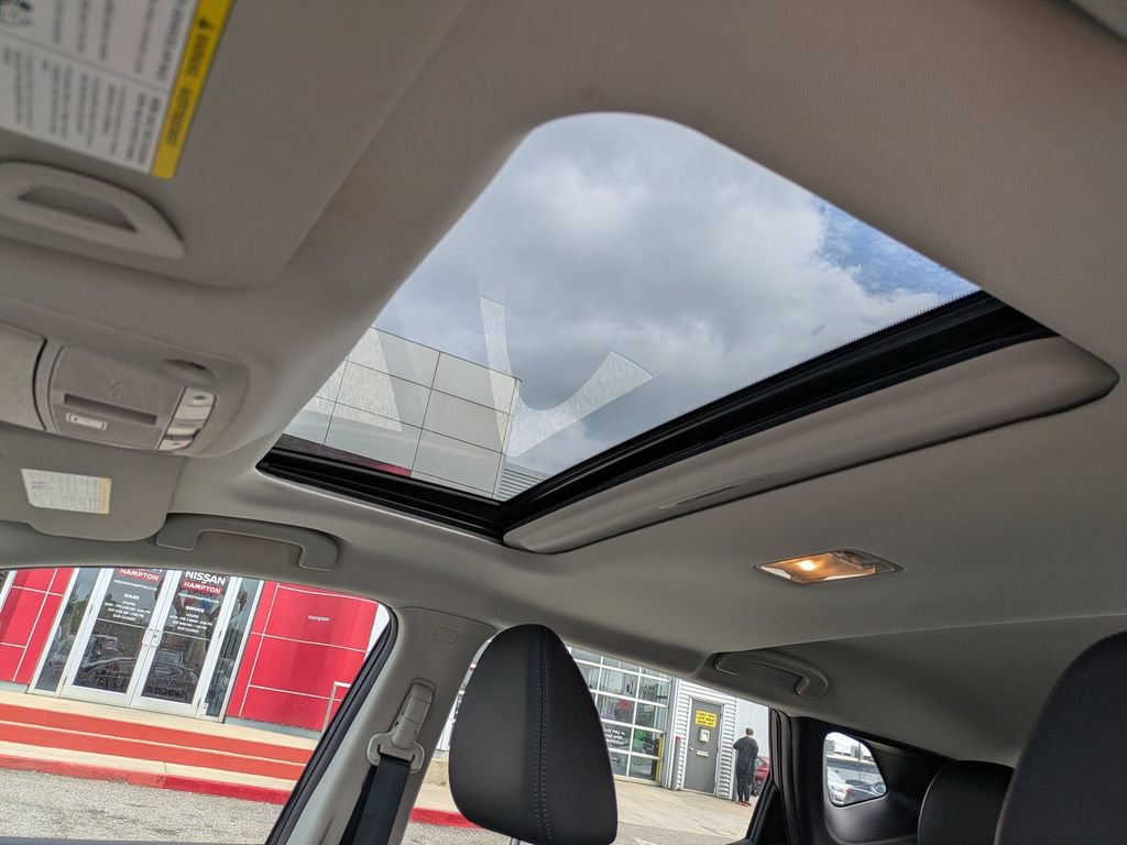 Used 2018 Nissan Rogue Sport SL w/ SL Premium Package FWD image 21