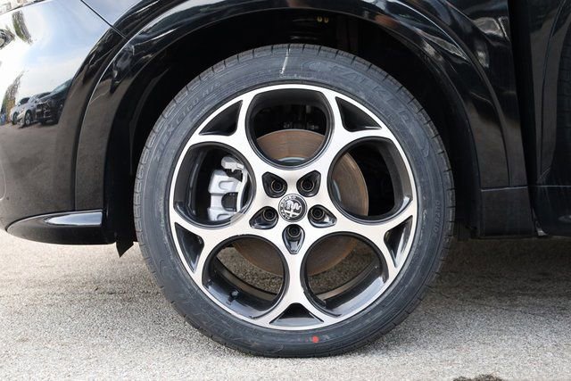 New 2025 Alfa Romeo Tonale w/ Premium Package image 8
