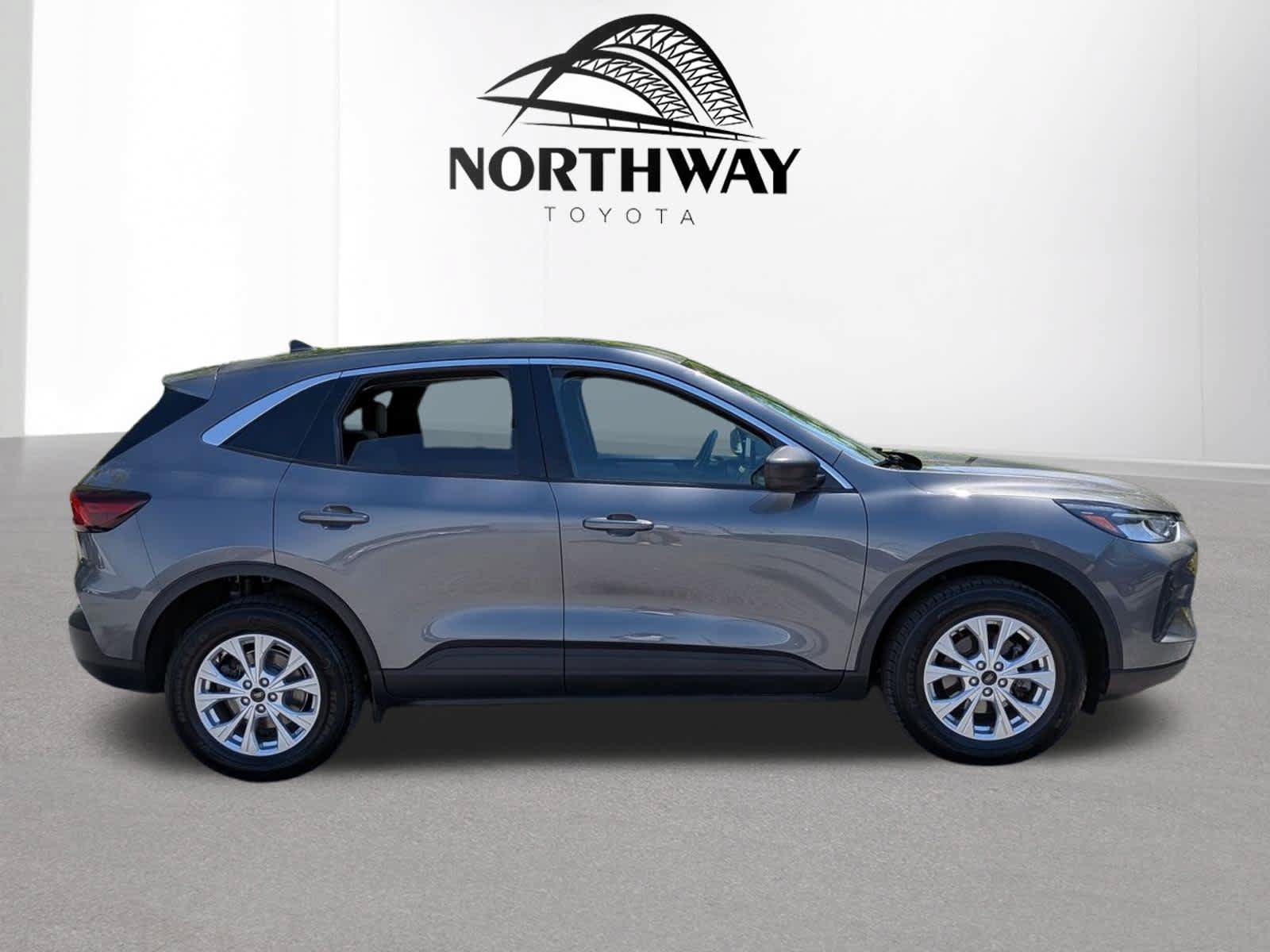 Used 2023 Ford Escape Active AWD/4WD image 2