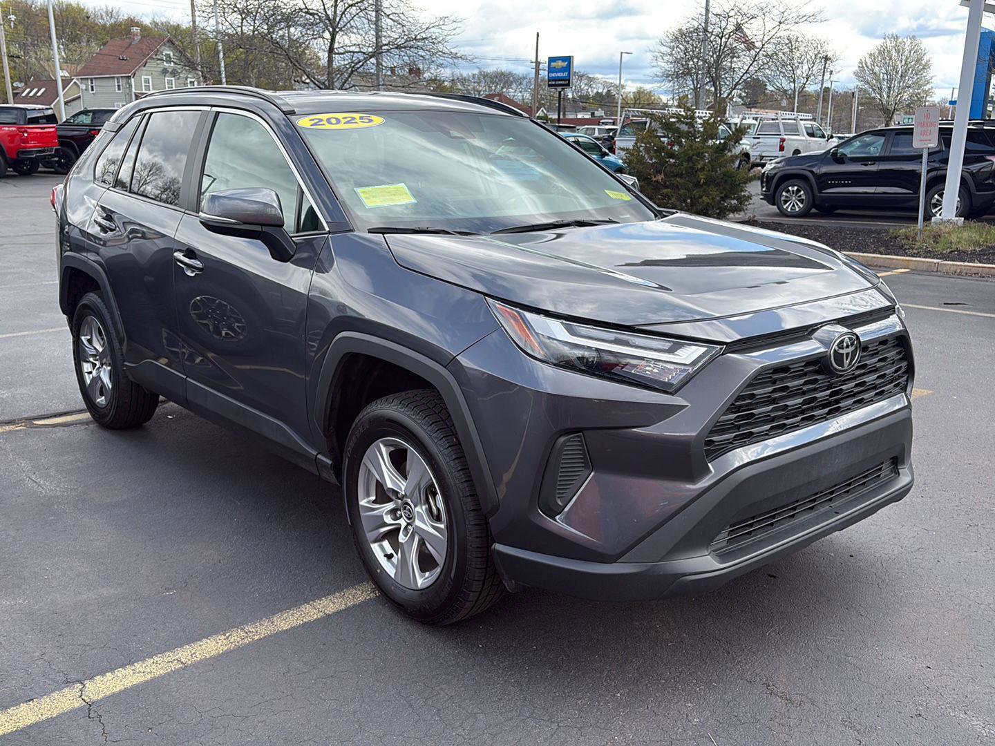 Used 2025 Toyota RAV4 XLE AWD/4WD image 1