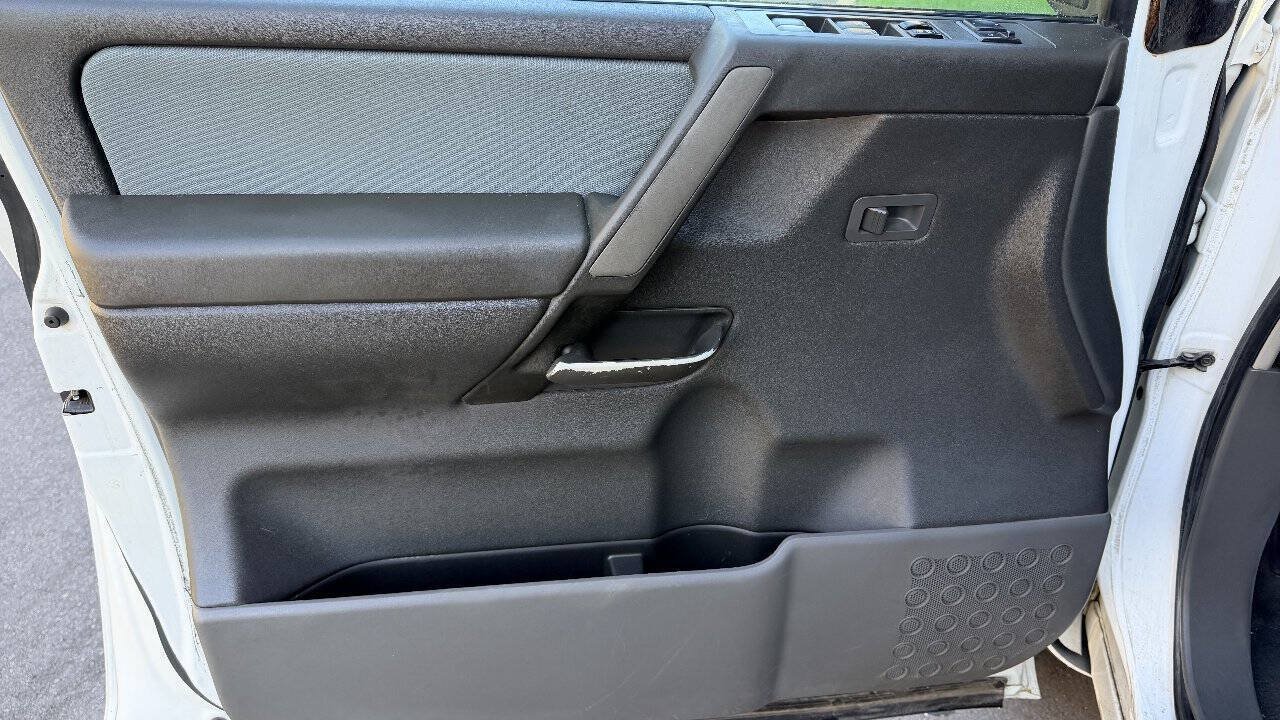 Used 2005 Nissan Titan SE AWD/4WD image 10
