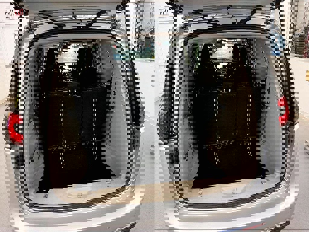 Used 2023 Chrysler Pacifica Touring-L FWD image 35