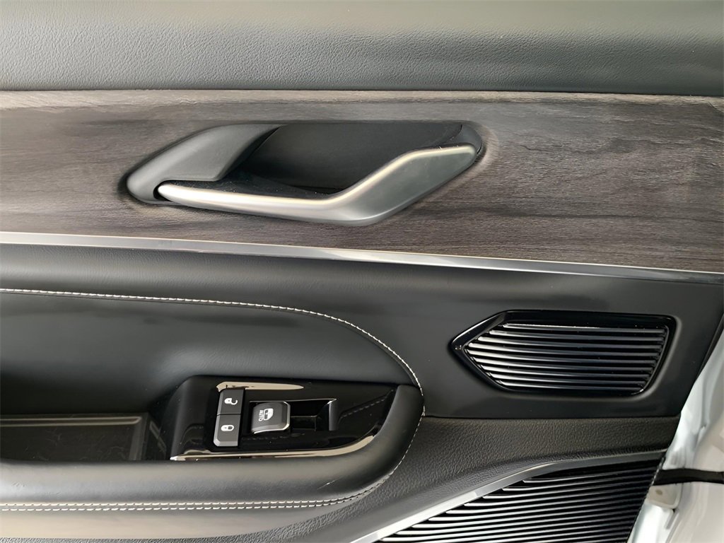 Used 2022 Jeep Grand Cherokee Overland w/ Luxury Tech Group IV image 21