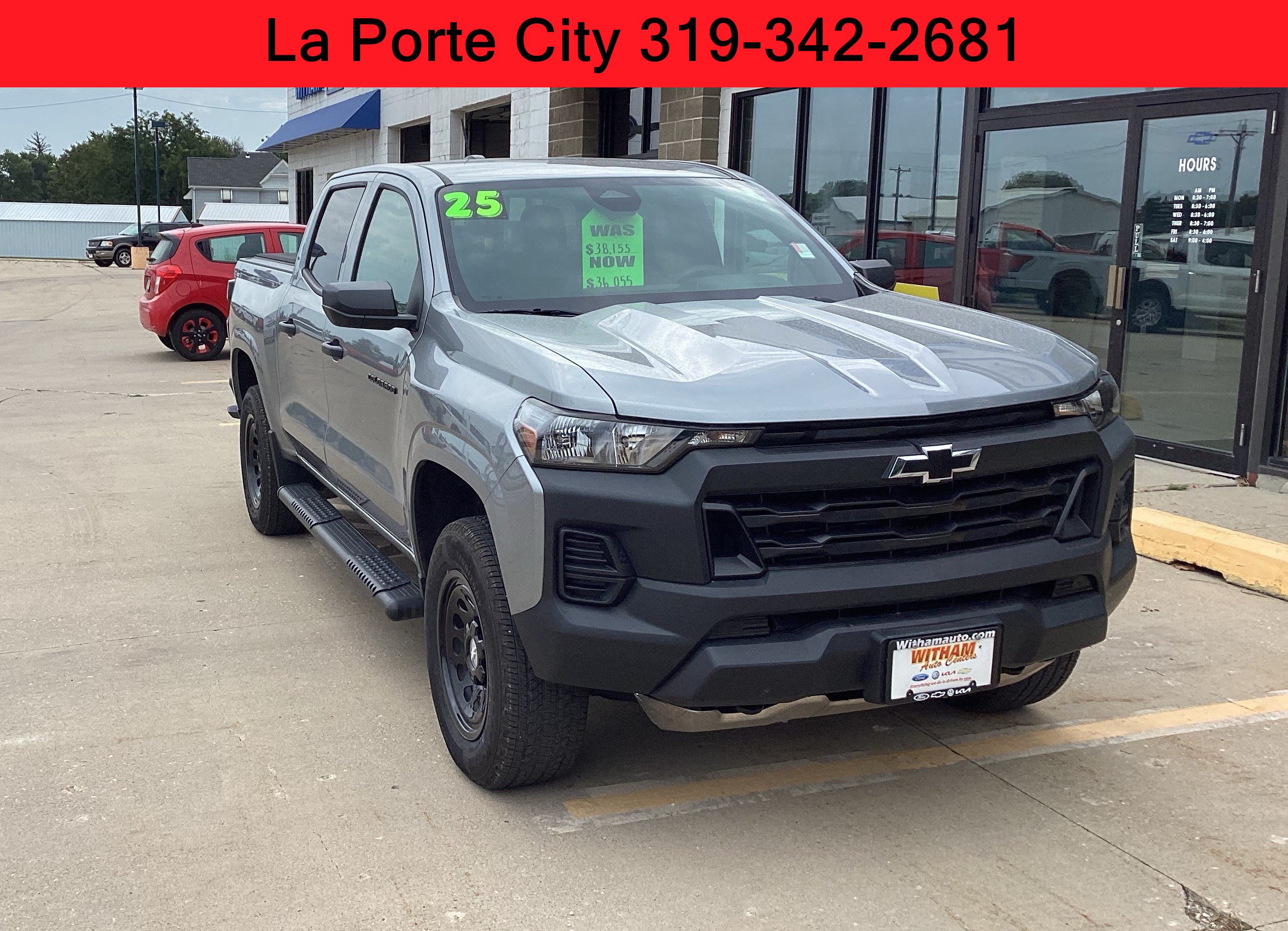 Used 2025 Chevrolet Colorado W/T w/ Advanced Trailering Package AWD/4WD image 2