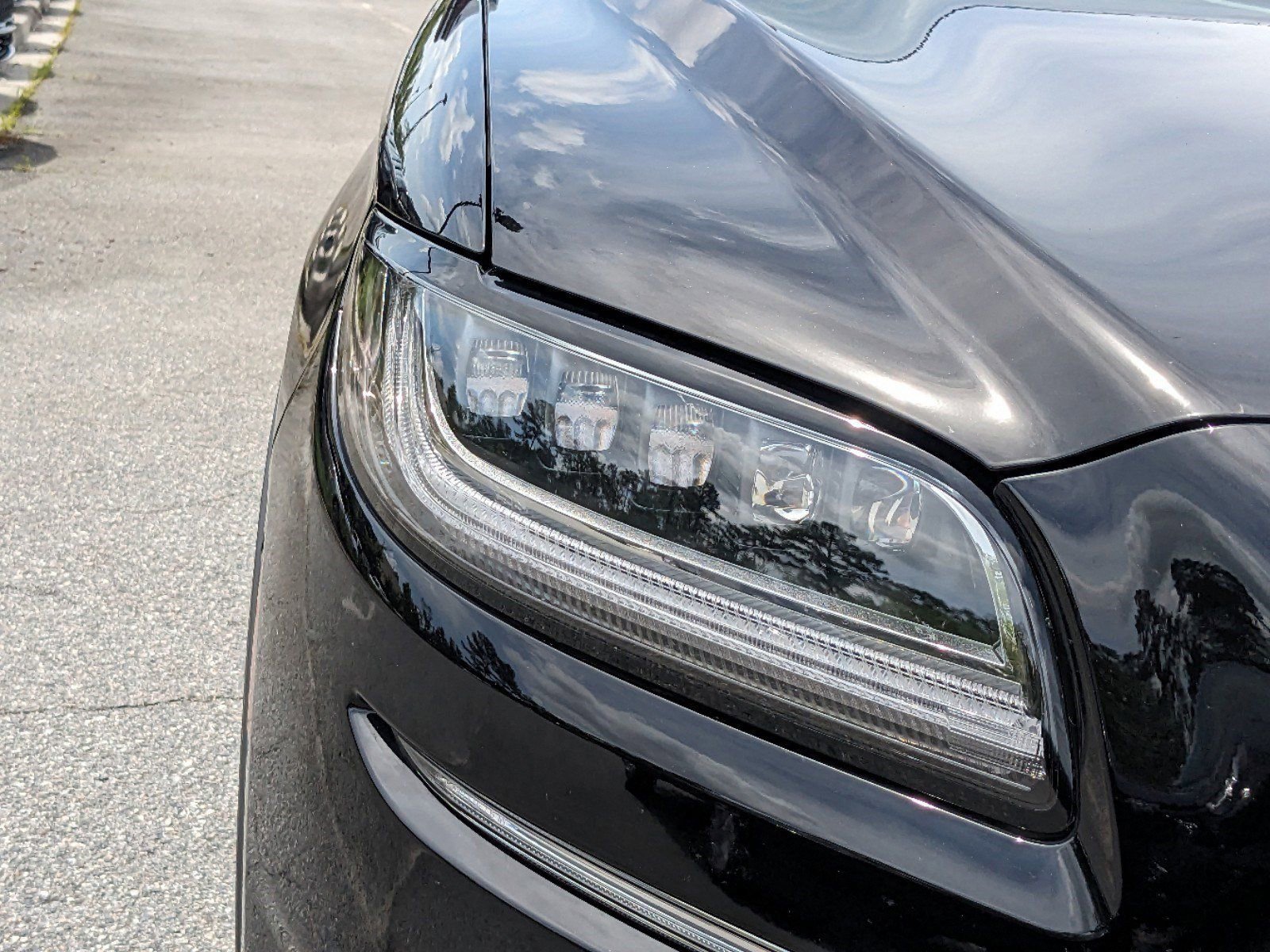 Certified 2023 Lincoln Nautilus Reserve w/ Equipment Group 202A image 11