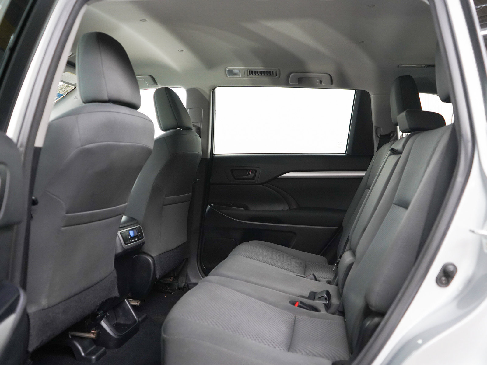 Used 2017 Toyota Highlander LE AWD/4WD image 18